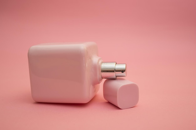 ピンクの背景に香水