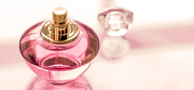 Парфюмерный спа и концепция брендинга розовый флакон духов на глянцевом фоне сладкий цветочный аромат гламурный аромат и парфюмированная вода в качестве праздничного подарка и дизайн бренда роскошной косметики