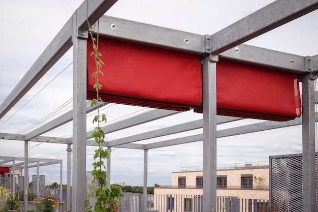 Foto pergola luifel in de tuin dak van appartementengebouw modern aluminium weefsel rolling pergola op het dak