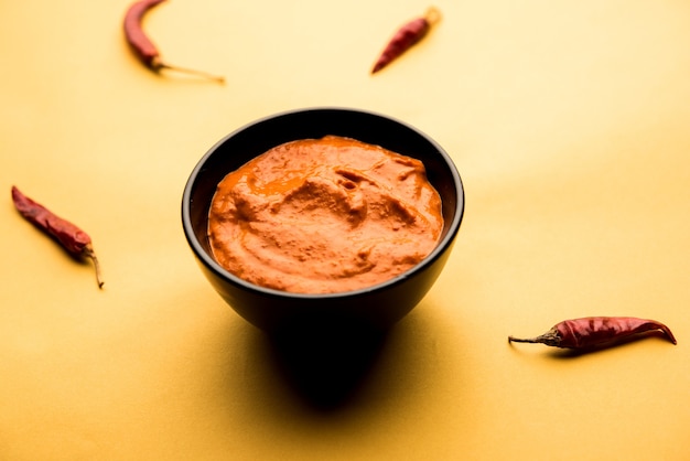 Соус Peri Peri в чашке, родом из Португалии, это острый соус, приготовленный с использованием пири-пири или африканского перца чили с птичьим глазом. выборочный фокус