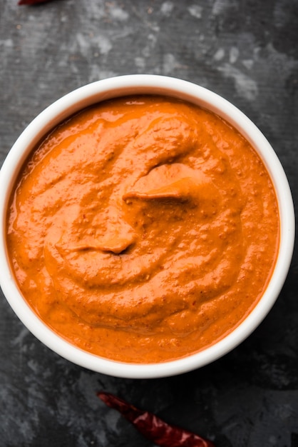 Peri Peri Sauce in een kom, oorspronkelijk uit Portugal, het is een hete saus gemaakt met piri piri of Afrikaanse pepers. selectieve focus