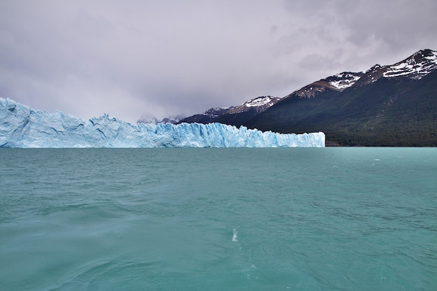 ペリトモレノ氷河がアルゼンチンのパタゴニアのエルカラファテを閉じる