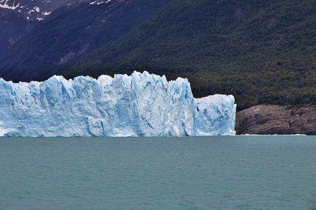 ペリトモレノ氷河がアルゼンチンのパタゴニアのエルカラファテを閉じる