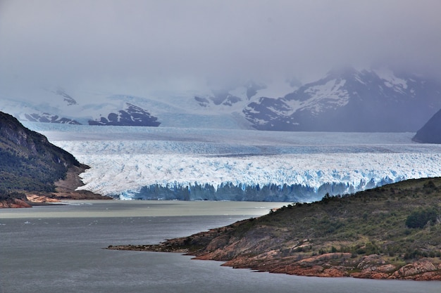 ペリトモレノ氷河がアルゼンチンのパタゴニアのエルカラファテを閉じる