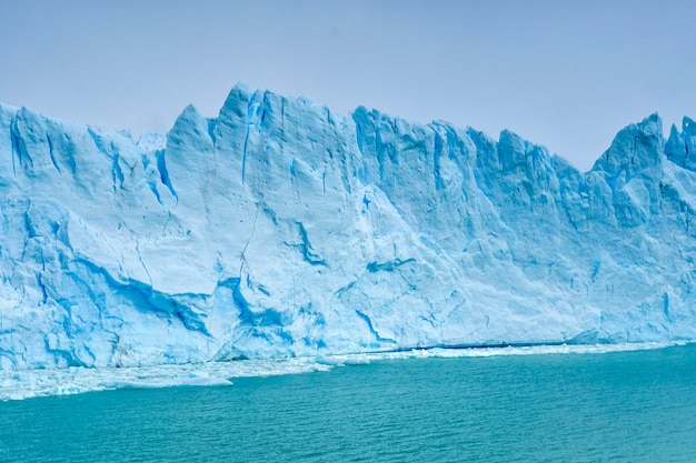 ペリトモレノ氷河は、アルゼンチンのサンタクルス州の氷河国立公園にある氷河です。アルゼンチンのパタゴニアで最も重要な観光名所の1つです。