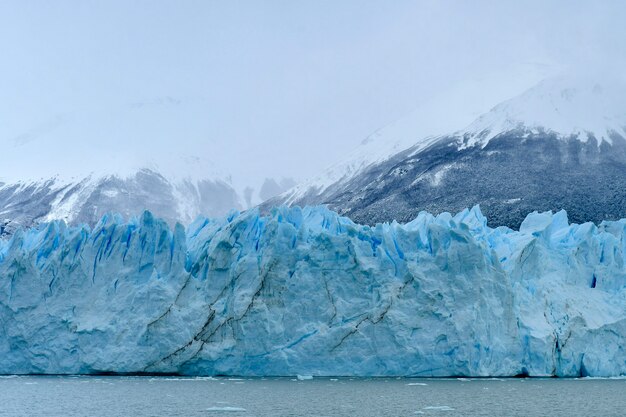 페리토 모레노 빙하(Perito Moreno Glacier)는 아르헨티나 산타크루스 주 글라시아레스 국립공원에 있는 빙하입니다. 아르헨티나 파타고니아에서 가장 중요한 관광 명소 중 하나입니다.