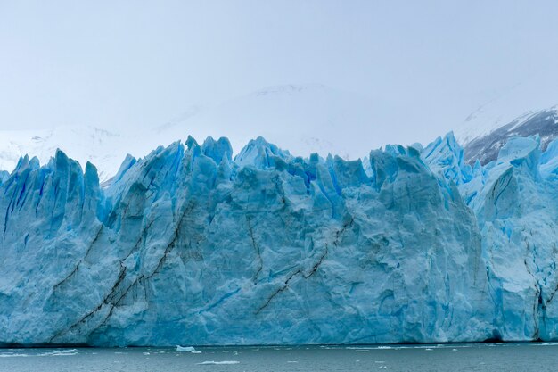 Photo the perito moreno glacier is a glacier located in the glaciares national park in santa cruz province, argentina. its one of the most important tourist attractions in the argentinian patagonia.