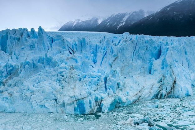 페리토 모레노 빙하(Perito Moreno Glacier)는 아르헨티나 산타크루스 주 글라시아레스 국립공원에 있는 빙하입니다. 아르헨티나 파타고니아에서 가장 중요한 관광 명소 중 하나입니다.