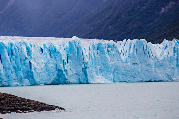 Perito moreno-gletsjer in los glaciers national park in patagonië, argentinië. blauwe ijsgletsjer