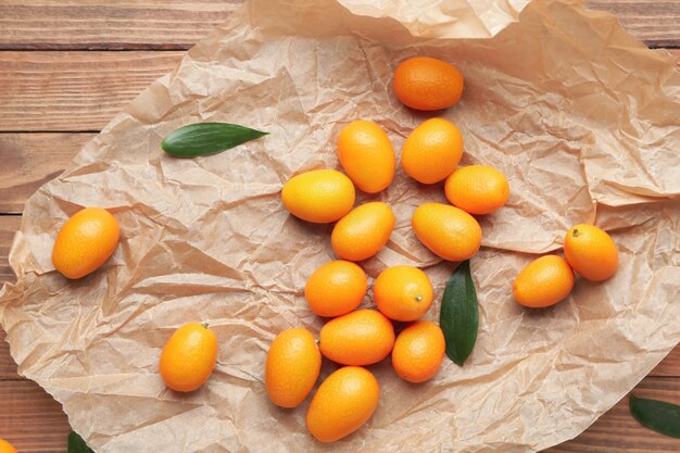 Perkament met lekker kumquat fruit op houten tafel