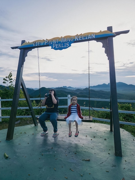 Photo perlis malaysia august 6 2022 wang kelian view point swing with children tourists