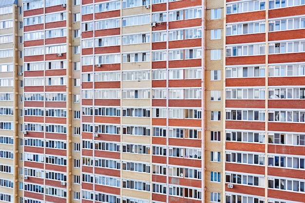 페름, 러시아 - 2020년 10월 4일: 고층 다층 주거용 건물의 외관