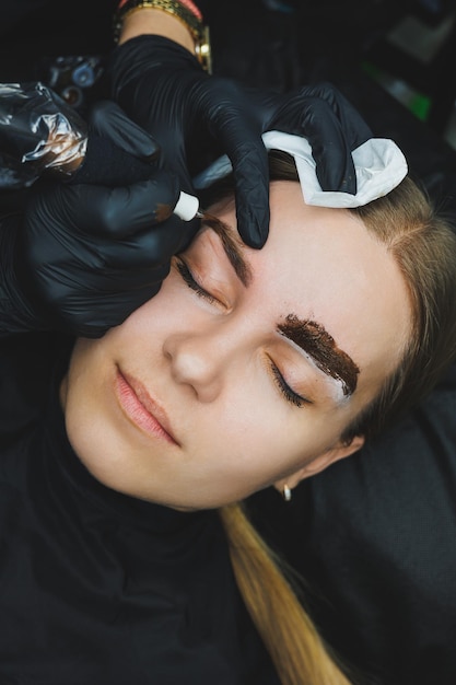 アートメイク 美容処置 マスターが眉毛にタトゥーを入れます プロのフェイシャル マイクロブレーディング 女性用美容機器