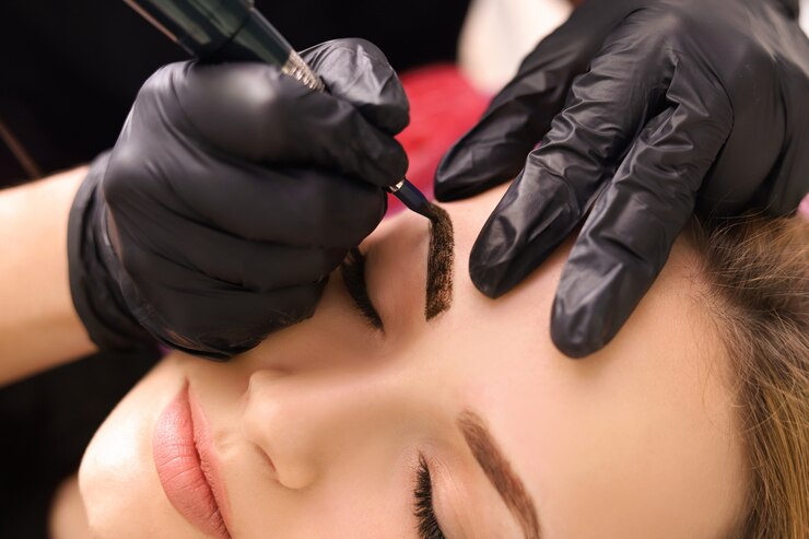 Permanente make-up op wenkbrauwen.