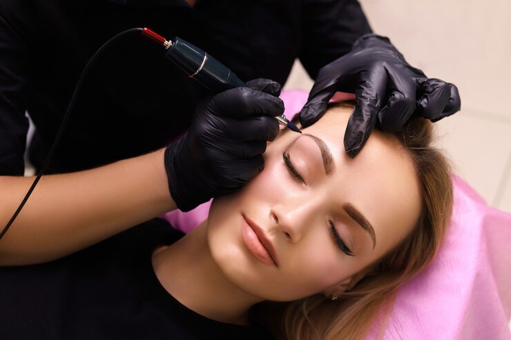 Permanente make-up op wenkbrauwen.