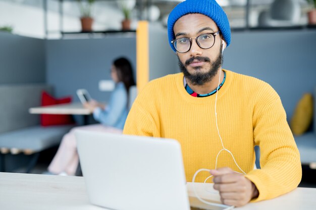 Perplex hipster man op het werk