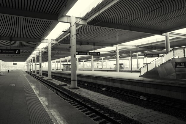 Foto perron van het treinstation