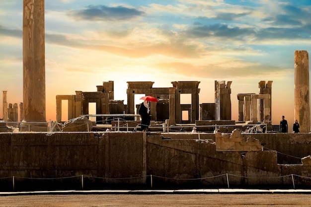 Foto persepolis è la capitale dell'antico regno achemenide colonne antiche vista dell'iran antica persia sfondo del tramonto