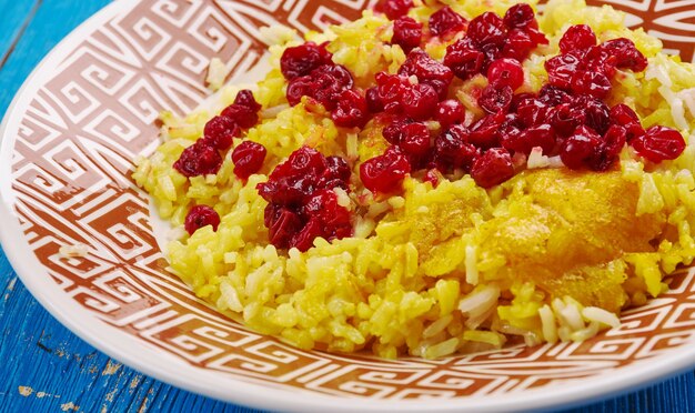 Плов с персидским рисом и клюквой, приготовленный из риса басмати, клюквы и шафрана.