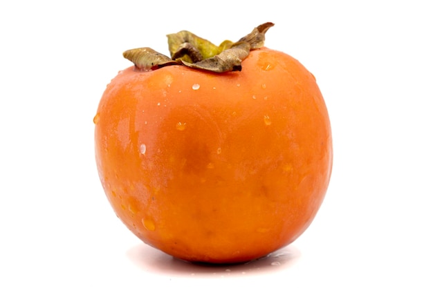 Persimmon geïsoleerd op een witte achtergrond Clipping Path Volledige scherptediepte close-up