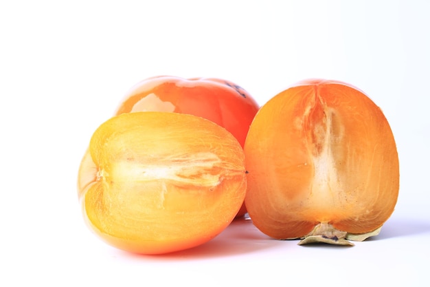 Persimmon geïsoleerd op witte achtergrond