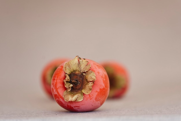Foto persimmon mooi en rijp enkel stuk fruit