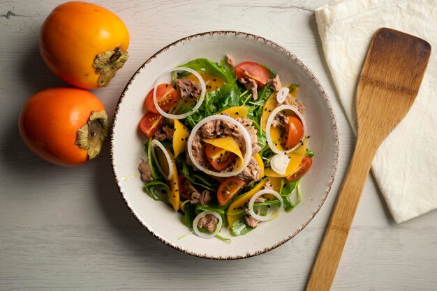 Persimmon tomaten ui en tonijn salade