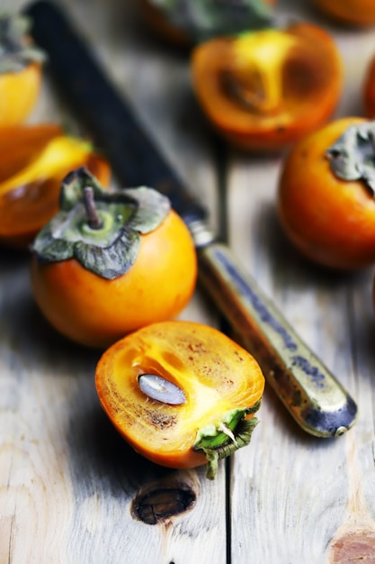 Photo persimmon on a wooden surface