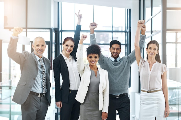 Photo the persistent team is a profitable team portrait of a diverse team of colleagues cheering you on at work