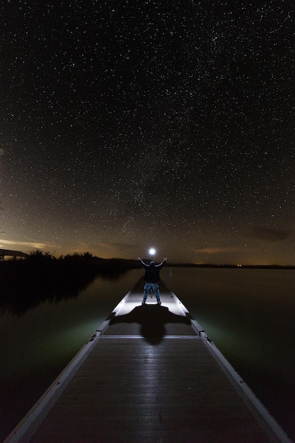 写真 夜の明るい空に照らされた人