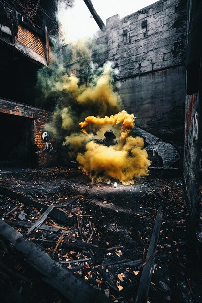 Фото Человек среди дыма, стоящий в заброшенном здании