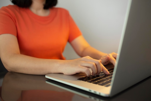 Foto la persona utilizza i laptop per lavorare o studiare online a casa uomo d'affari che utilizza il laptop per lavorare fuori dall'ufficio