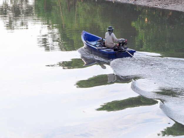 Foto persona in barca sul lago