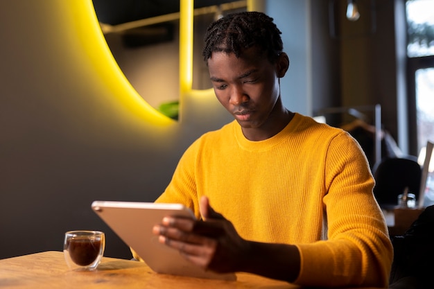 Photo person in a cafe reading a book