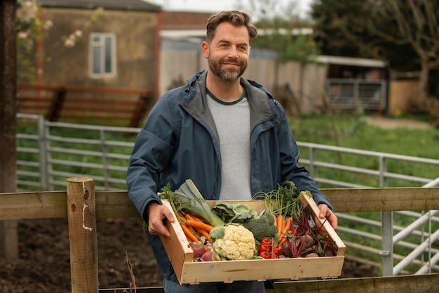 Photo person caring natural food in crate