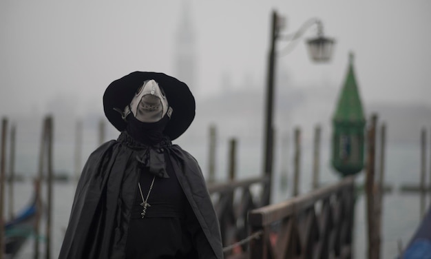 Foto persona in costume di carnevale al porto