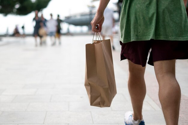 Photo a person carrying the paper bag with fresh food from the grocery store
