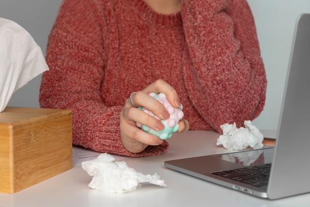 Foto persona che conduce una terapia psicologa online