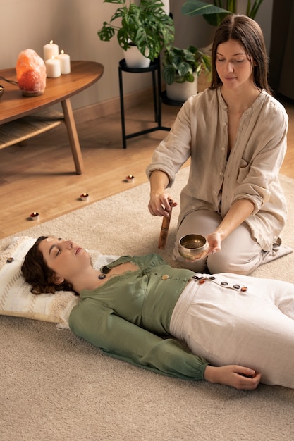 Photo person conducting reiki therapy