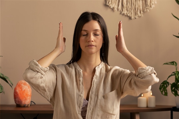 Photo person conducting reiki therapy