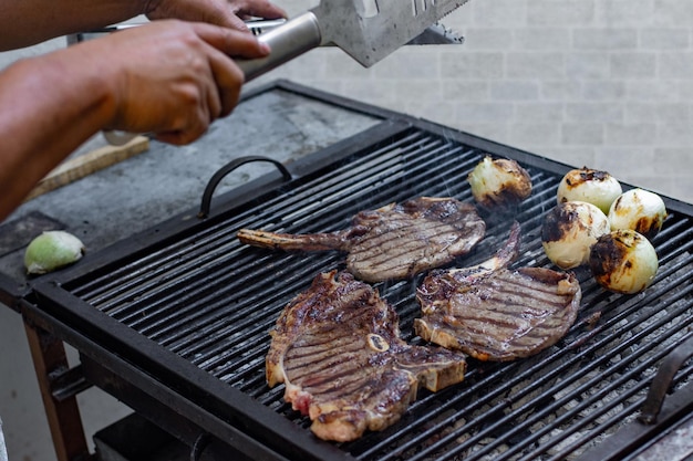 Foto una persona che cucina un delizioso barbecue su una griglia