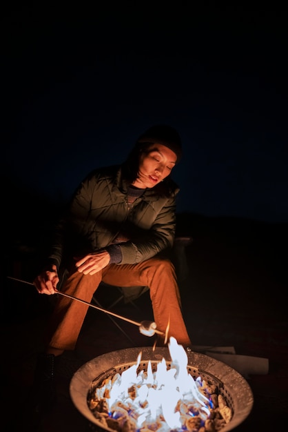 Photo person cooking at fire camp