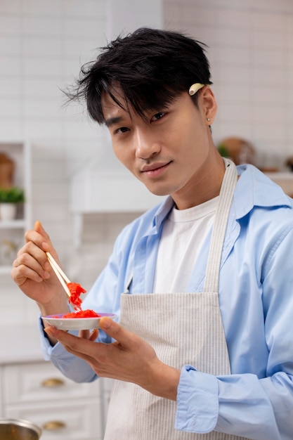 Foto persona che cucina cibo giapponese