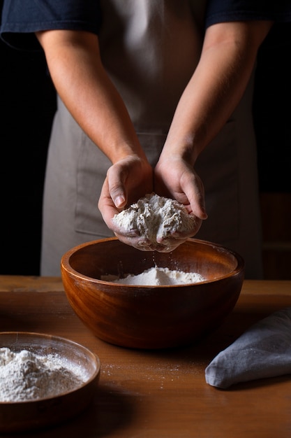 Photo person cooking with flour