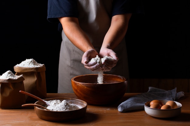 写真 小麦粉で料理する人