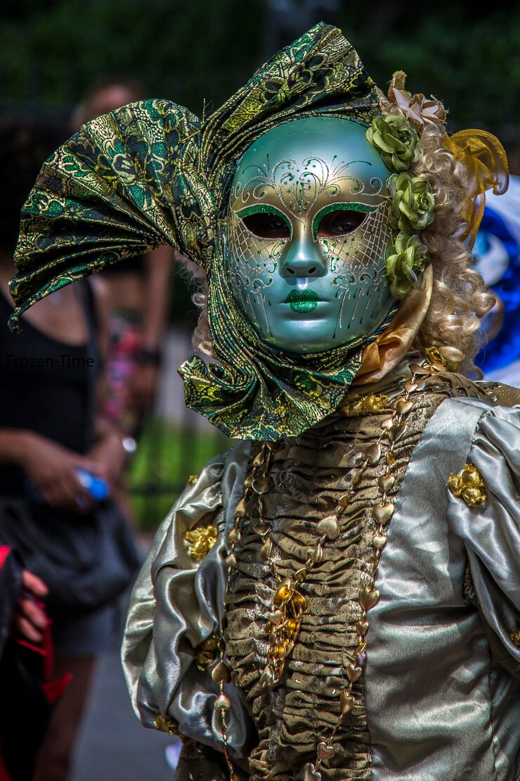 फोटो person in costume wearing venetian mask during carnival