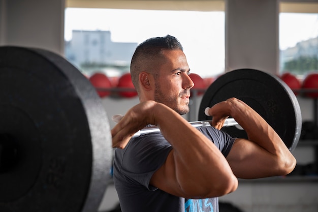 Foto persona che fa allenamento crossfit