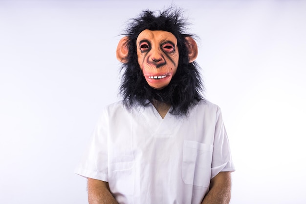 흰색 바탕에 의료 간호사복을 입은 마스크를 쓴 작업복을 입은 사람 원숭이두 전염병 바이러스 전염병 나이지리아와 천연두 개념