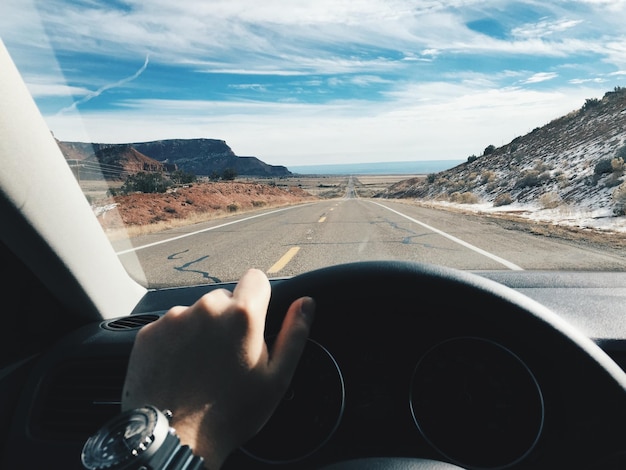 Photo person driving car on road