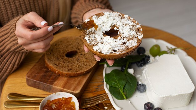 Foto persona che mangia formaggio fresco